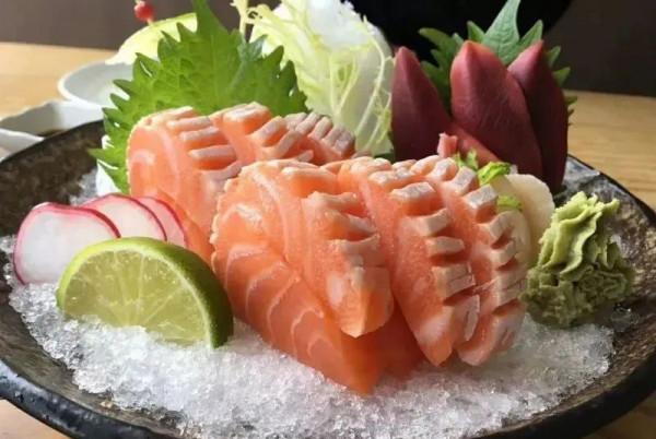 17歲少女食用生食腸道佈滿寄生蟲,為啥最好不吃生食?2個危害 17歲少女食用生食腸道佈滿寄生蟲,為啥最好不吃生食?2個危害