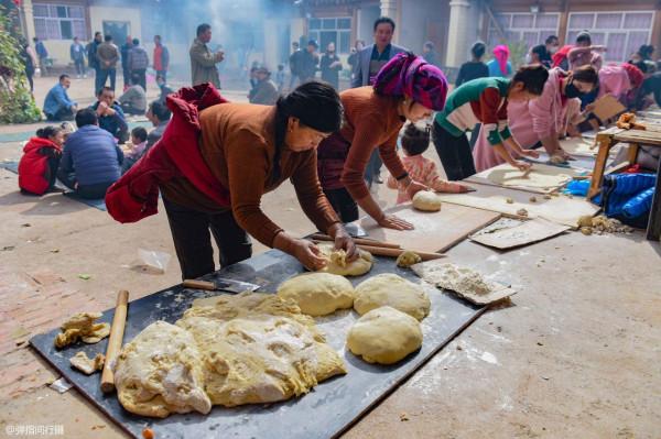 青海村民花銷10萬祈福,宴請千人制作炸饃饃,全村2000多人共享用 青海村民花銷10萬祈福,宴請千人制作炸饃饃,全村2000多人共享用
