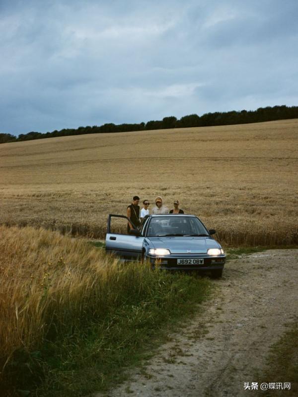 CHANEL、 BURBERRY、 Moncler 等品牌大片釋出,盡飽眼福 CHANEL、 BURBERRY、 Moncler 等品牌大片釋出,盡飽眼福