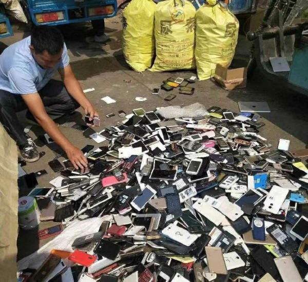 “貨郎”到農村收老人機，1小盆換1個手機，真的有很大的利潤？