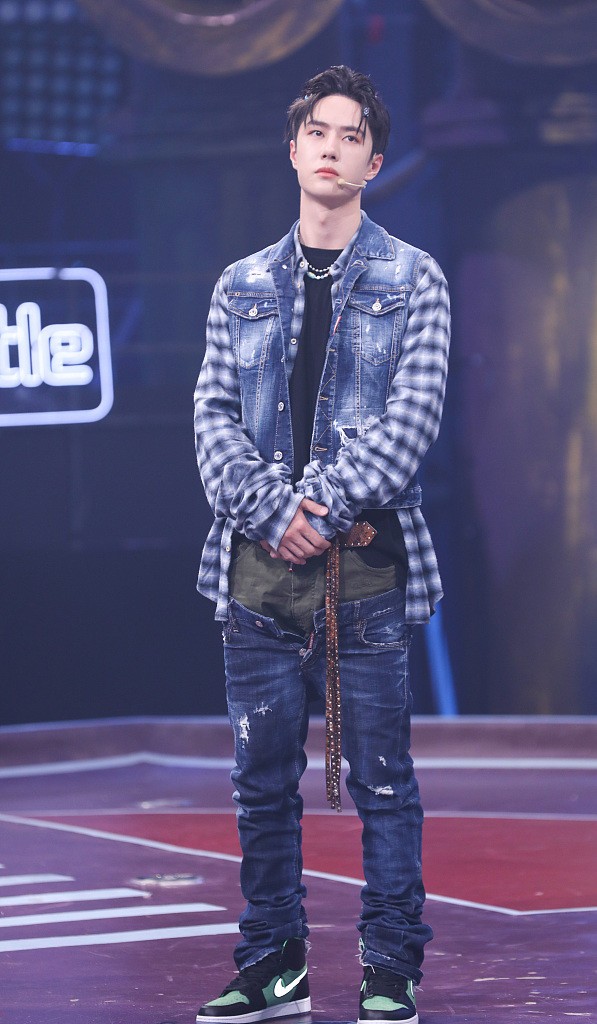 王一博不愧是男團出身，這一身牛仔造型好時髦，但褲子有點太個性