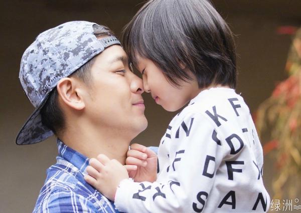 林志穎和老婆為長子慶生,12歲kimi快和媽媽一樣高,長大也是帥哥 林志穎和老婆為長子慶生,12歲kimi快和媽媽一樣高,長大也是帥哥