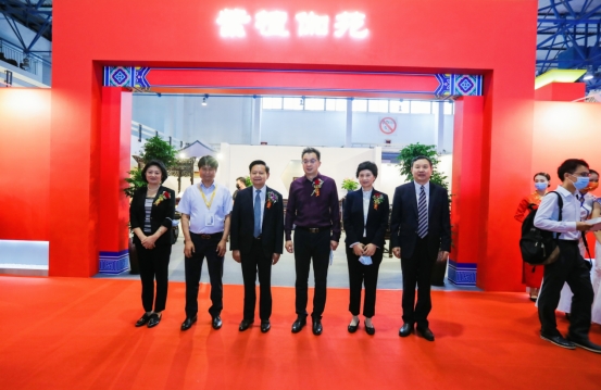 2021中國紅博會9月北京成功舉辦，小葉紫檀素面大頂箱櫃震撼登場