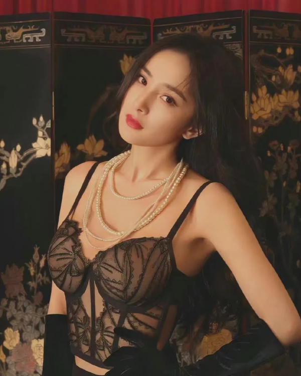 楊冪新造型好美，不愧是過年穿搭天花板