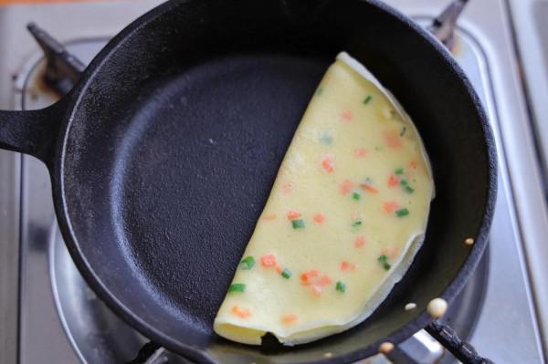 快手雞蛋餅，我家一週最少吃3次，10秒烙一張，出鍋軟得不像話