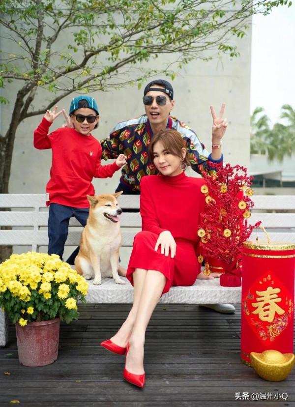 明星們新年曬全家福,其樂融融,幸福得讓人羨慕 明星們新年曬全家福,其樂融融,幸福得讓人羨慕