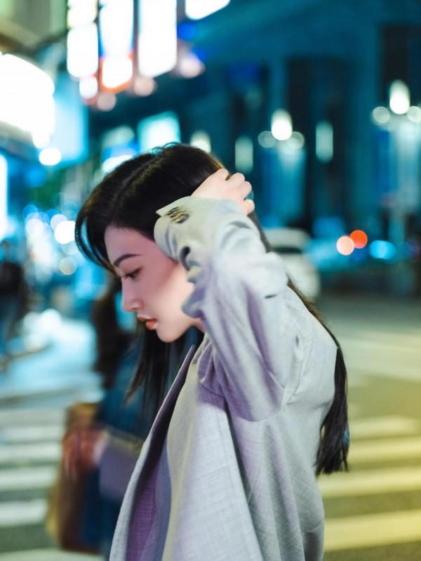 景甜菸灰色西裝造型