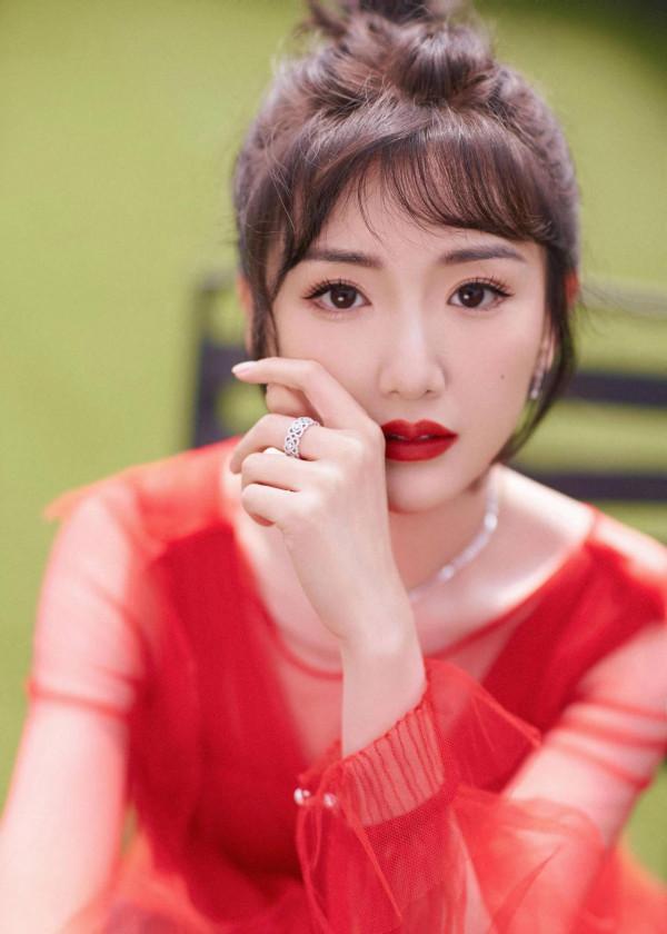 毛曉彤可以是甜美可愛的鄰家妹妹,也可以是主宰舞臺的霸氣女王 毛曉彤可以是甜美可愛的鄰家妹妹,也可以是主宰舞臺的霸氣女王