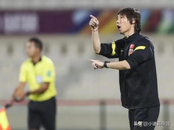國足丟球前,蒿俊閔接連犯了3個錯誤,李鐵啊,你換下2人幹什麼? 國足丟球前,蒿俊閔接連犯了3個錯誤,李鐵啊,你換下2人幹什麼?