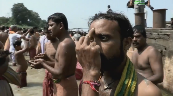 印度是如何用恆河水賺錢的?只有你想不到的,沒有印度人做不到的 印度是如何用恆河水賺錢的?只有你想不到的,沒有印度人做不到的
