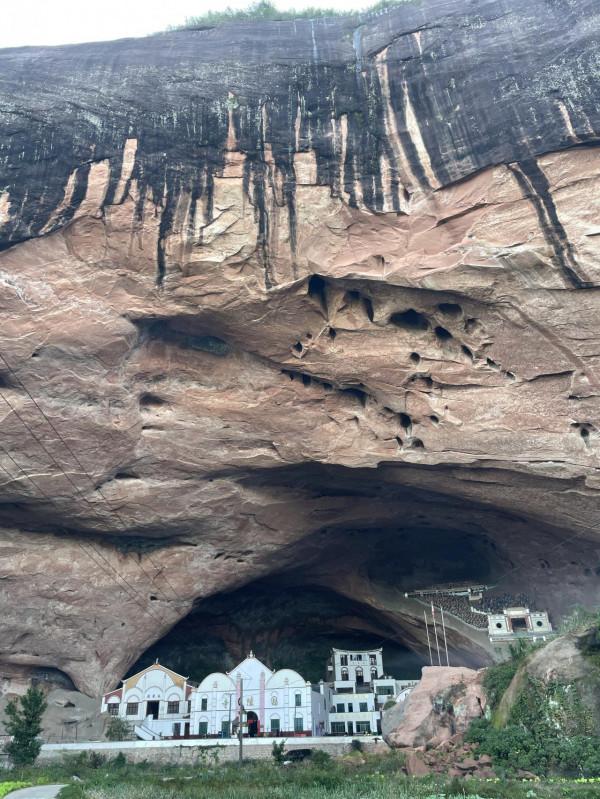 釣魚途中遇奇景，不得不說大自然是最巧的工匠