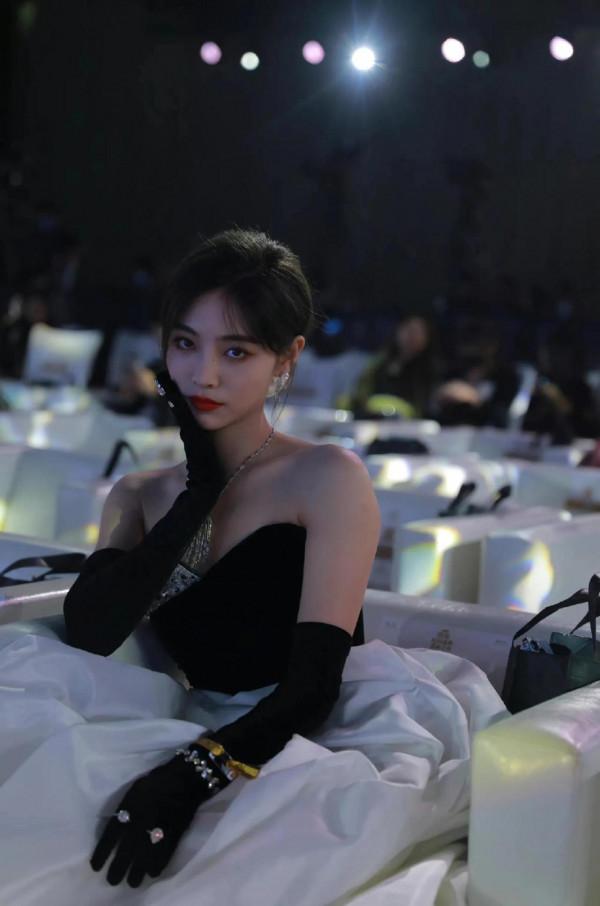 搜狐盛典：Angelababy豔壓，趙雅芝氣質可貴，婁藝瀟穿漢服走紅毯