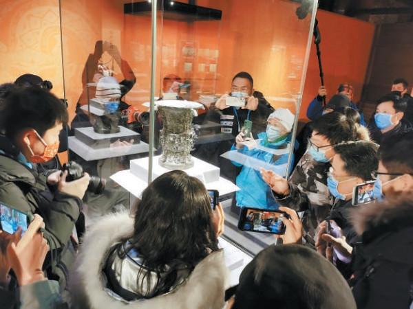 走進冬奧火種臺創意靈感觸發地 百餘名中外記者探訪故宮開年大展