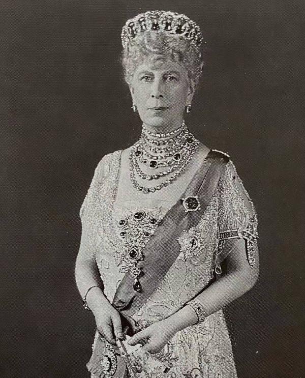 英女王的手鍊好精美，有條十幾歲就開始戴，還有個在她一歲照片上