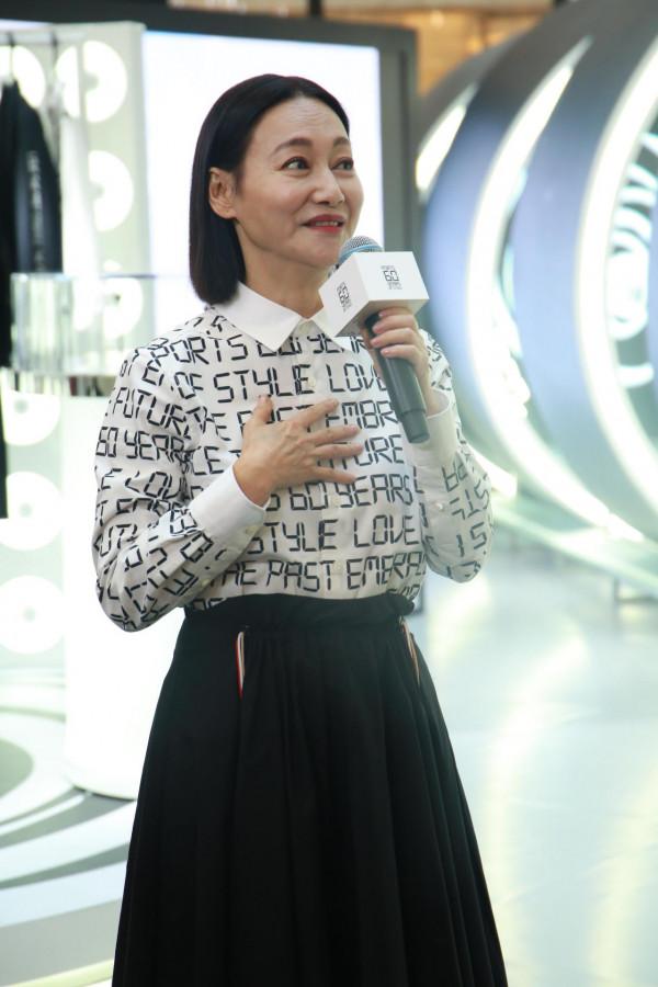 61歲惠英紅身穿白色字母襯衫搭配黑色半身裙狀態真好