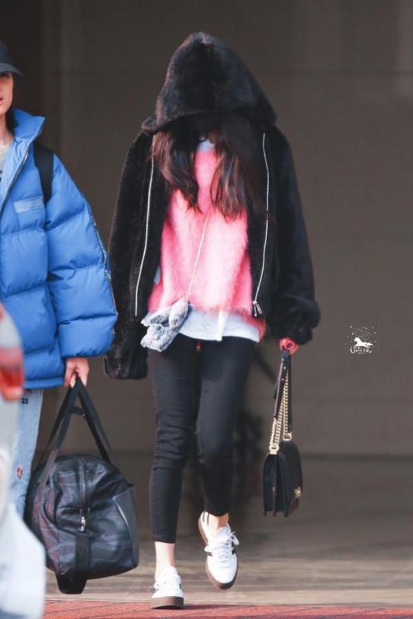 楊冪出席活動被拍，新發型配少女臉高貴典雅，穿羽絨服也要露腿