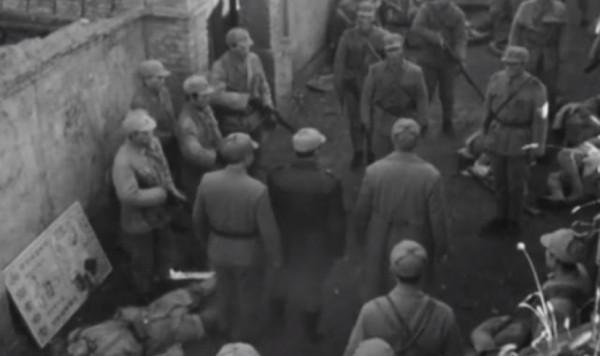 抗美援朝，新兵擅自向美軍開炮，連長要關他禁閉，團長：記二等功