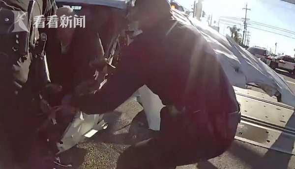 飛行員迫降鐵軌獲救 下一秒飛機被疾駛火車撞斷 飛行員迫降鐵軌獲救 下一秒飛機被疾駛火車撞斷