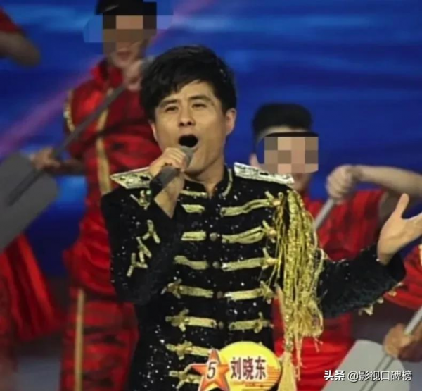 《星光大道》曾經的人氣歌手，上千萬花光，如今住天橋底不忘直播