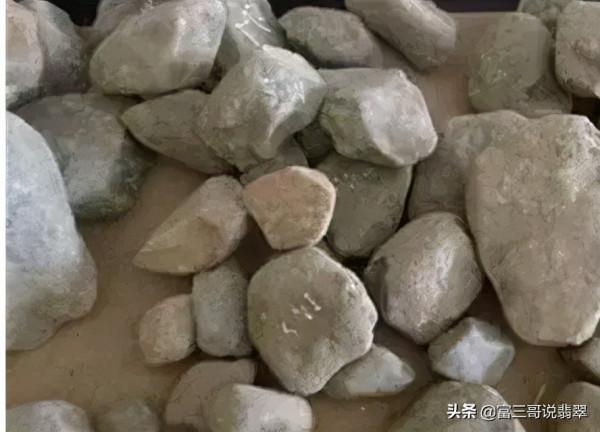 為啥你在翡翠賭石市場幾百塊錢買的料子就沒有切漲的?行家揭秘 為啥你在翡翠賭石市場幾百塊錢買的料子就沒有切漲的?行家揭秘