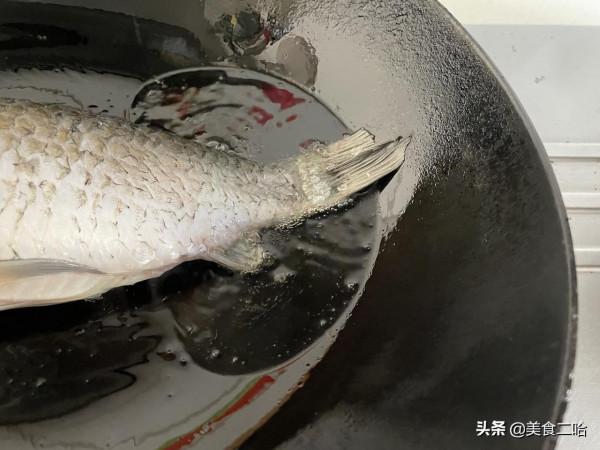 鄰居不要的舊鐵鍋，拿回家立馬變新鍋，煎魚不破皮，比不粘鍋好用