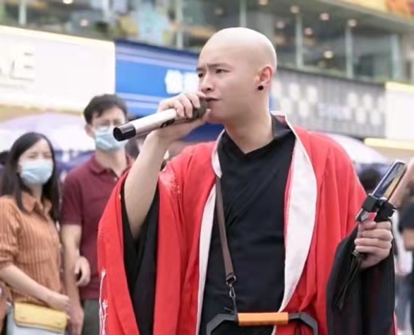 四川雨澤為何要剃光頭扮演小僧街頭撩妹賣唱?他經歷了什麼? 四川雨澤為何要剃光頭扮演小僧街頭撩妹賣唱?他經歷了什麼?