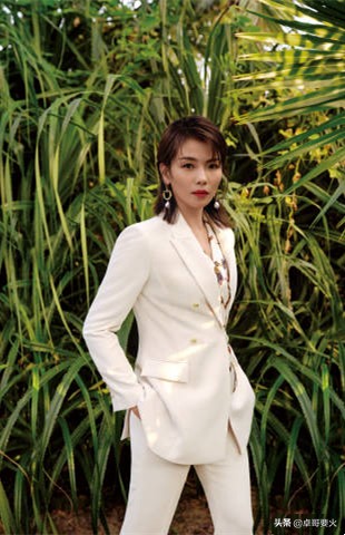 劉濤依舊寶刀不老，穿黑色長裙秀氣質，造型感絕了