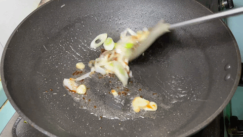 一根沙拉腸,一把木耳,一個柿椒簡單一炒,色香味俱佳,營養美味 一根沙拉腸,一把木耳,一個柿椒簡單一炒,色香味俱佳,營養美味