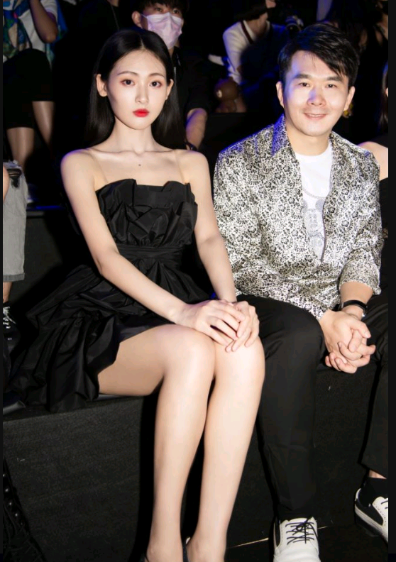 中戲出美女誠不欺我！播音系系花拿雪糕照走紅，下一個奶茶妹妹？