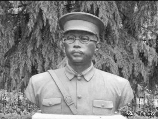 組建裝甲兵部隊時,毛主席指著身邊一人說:他是我們裝甲兵之父 組建裝甲兵部隊時,毛主席指著身邊一人說:他是我們裝甲兵之父