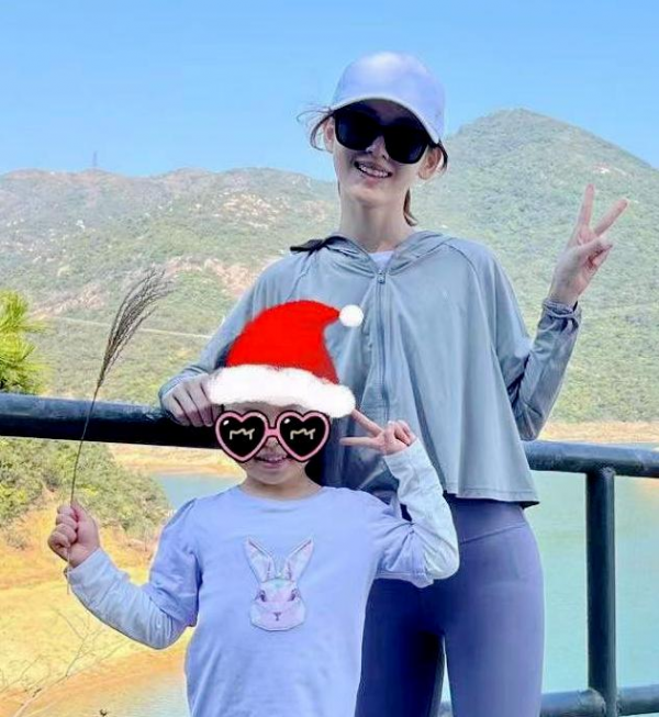 章澤天女兒終於露正臉，穿著土味哪像豪門公主，嘴巴太像劉強東了