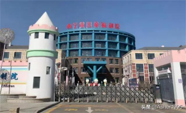 父親入獄、母親改嫁，6歲的她靠吃垃圾為生，闊別30年終於回家