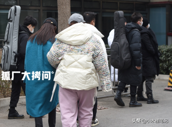 40歲賈玲現身春晚聯排，穿萬元棉衣富態十足，與張小斐對比太明顯