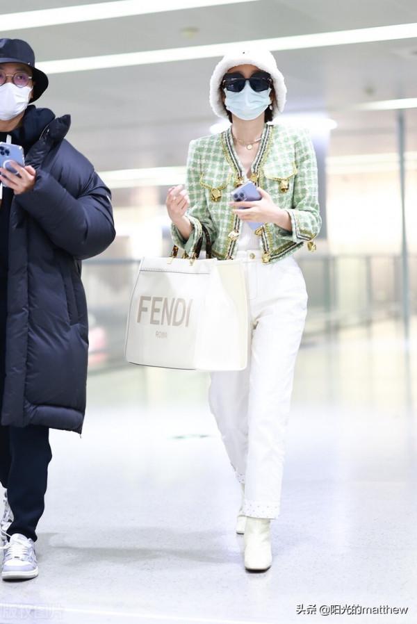 唐藝昕小香風外套精緻優雅，身材纖瘦走路優雅名媛範兒