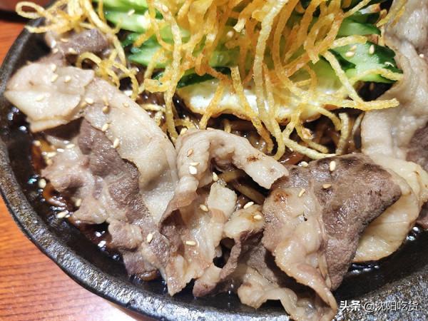 西塔小衚衕裡的炒碼面，面基本被鮑魚八爪魚大蝦蓋住了