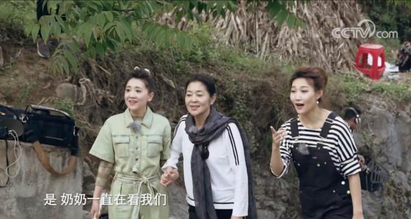 李梓萌私下真洋氣，扎高馬尾和新聞裡差距好大，穿揹帶褲哪像43歲