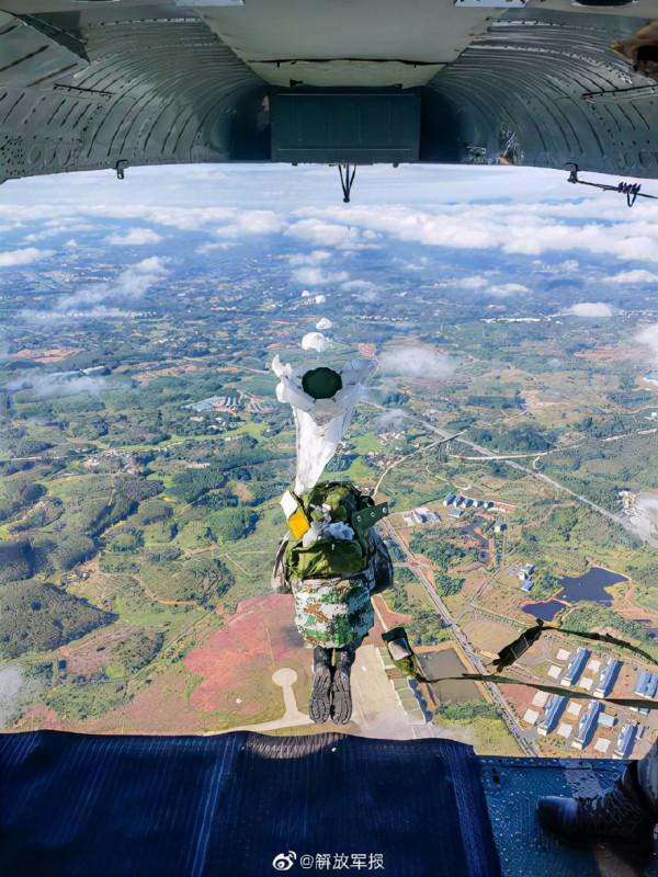 傘花朵朵開！軍校學員傘降實跳訓練