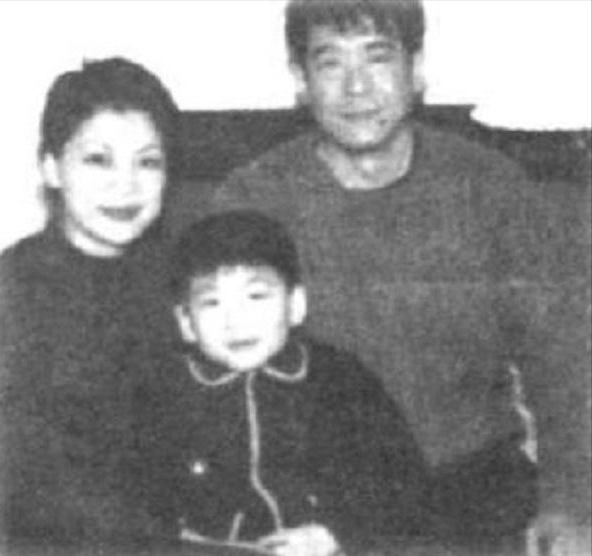 範琳琳:28歲嫁恩師,對母親有虧欠,兩枚軍功章陪伴去世父母 範琳琳:28歲嫁恩師,對母親有虧欠,兩枚軍功章陪伴去世父母