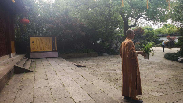 名牌大學生畢業後出家，父母卻苦苦尋找了三年，心靜了親情在哪