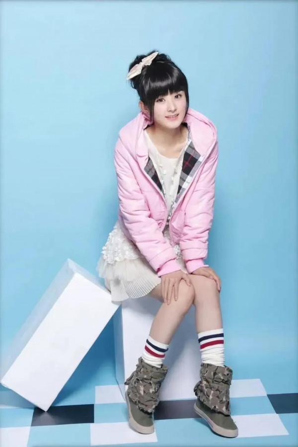 趙麗穎很早以前的代言，拿個鞋擺造型太中二了，我絕對的黑粉頭子