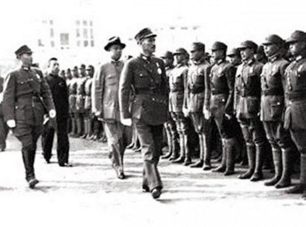 1946年6000多解放軍被3萬多國軍包圍,一地主:我一人可退數萬軍 1946年6000多解放軍被3萬多國軍包圍,一地主:我一人可退數萬軍