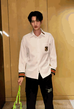 謝霆鋒空中轉呼啦圈,《飛虎3》滿屏荷爾蒙,內娛男星何時捲起來 謝霆鋒空中轉呼啦圈,《飛虎3》滿屏荷爾蒙,內娛男星何時捲起來