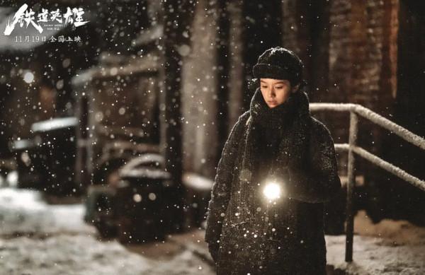 好怕日軍“辣手摧花”，周也與11個男人的《鐵道英雄》有多不搭？