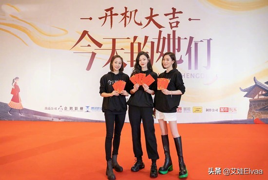 佘詩曼也太愛美了，大冬天穿連帽外套配舊靴趕機，打扮清涼真窈窕