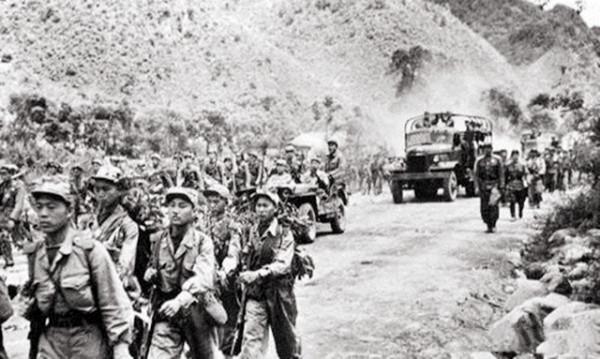 志願軍看見美軍在射程範圍內取水,班長:別開槍,得講信用 志願軍看見美軍在射程範圍內取水,班長:別開槍,得講信用