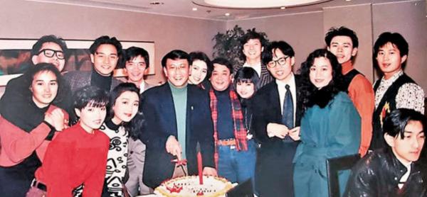 2002年羅文去世,劉鑾雄現身葬禮討債100萬,而張國榮卻為何缺席 2002年羅文去世,劉鑾雄現身葬禮討債100萬,而張國榮卻為何缺席