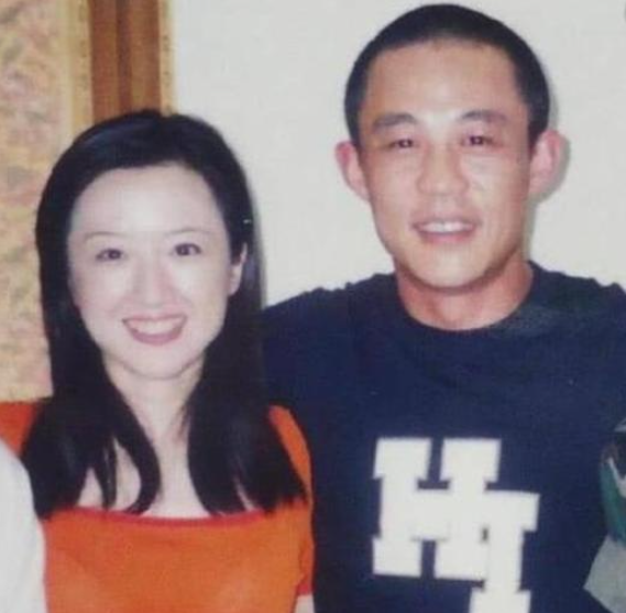 兩任前妻70後,情人80後,三婚又娶90後,是因為侯勇有錢就變壞? 兩任前妻70後,情人80後,三婚又娶90後,是因為侯勇有錢就變壞?