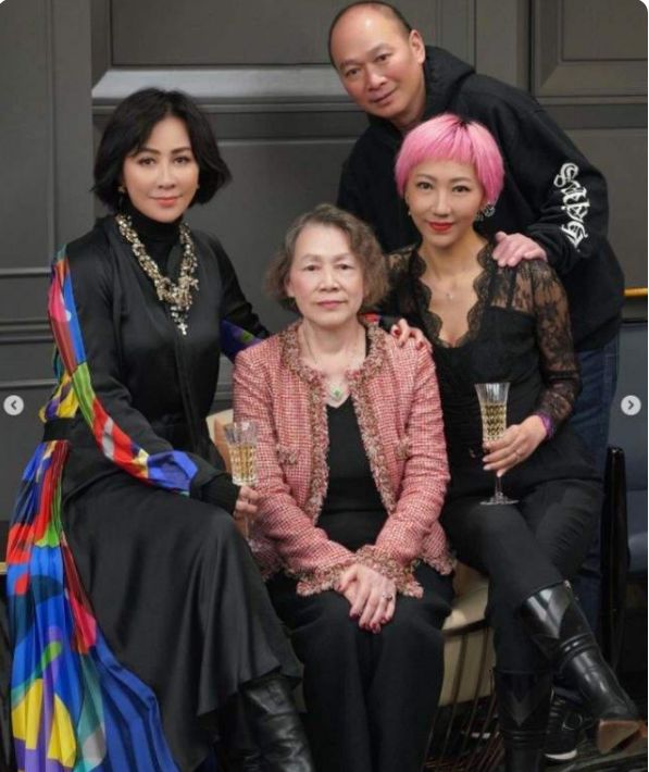 劉嘉玲與家人同框，戴碩大珠寶如高階貴婦，弟媳粉紅頭髮更搶鏡