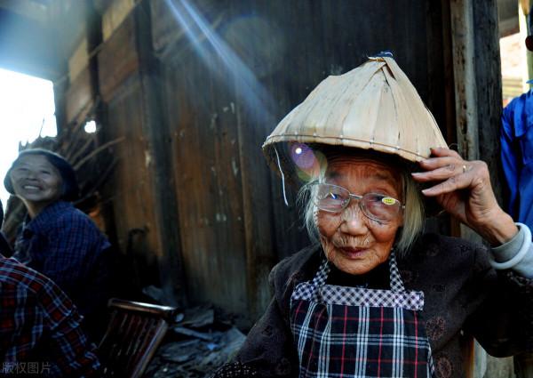 今年二十九除夕，農村傳統有啥特別的講究？何時貼對聯是良辰吉時