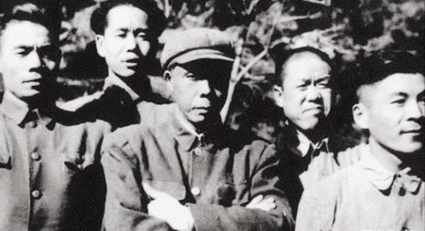 建國後,開國中將榮歸故里,見跛腿哥哥在門口迎接,頓感不妙 建國後,開國中將榮歸故里,見跛腿哥哥在門口迎接,頓感不妙